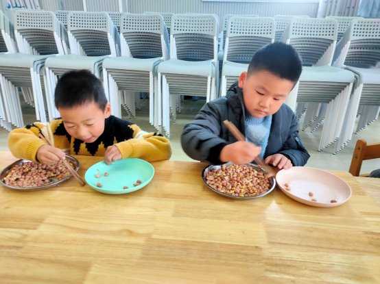 小孩在吃盘子里的食物&#xA;&#xA;描述已自动生成