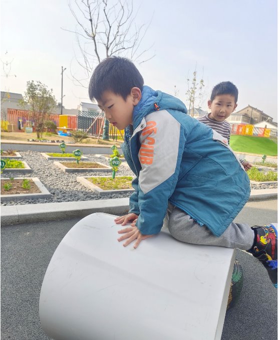 小孩躺在地上&#xA;&#xA;中度可信度描述已自动生成