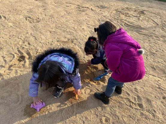 小孩躺在地上&#xA;&#xA;中度可信度描述已自动生成