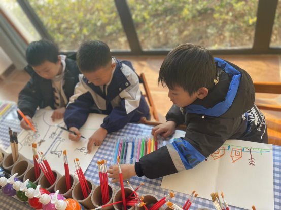 图片包含 游戏机, 小孩, 男孩, 桌子&#xA;&#xA;描述已自动生成