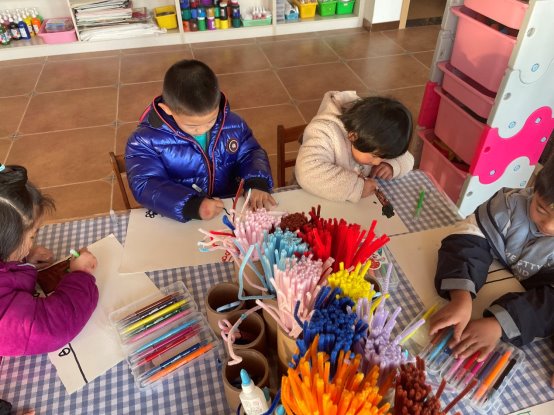 图片包含 人, 室内, 桌子, 笔记本&#xA;&#xA;描述已自动生成