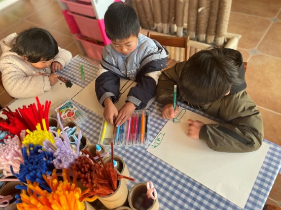 图片包含 人, 室内, 桌子, 小孩&#xA;&#xA;描述已自动生成