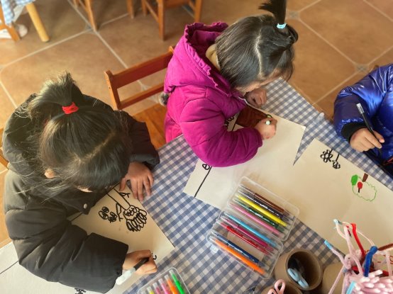 图片包含 室内, 桌子, 小孩, 小&#xA;&#xA;描述已自动生成