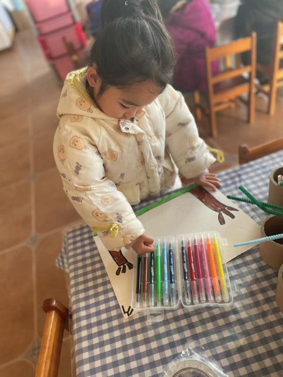 桌子上放了不同类型的小孩&#xA;&#xA;中度可信度描述已自动生成