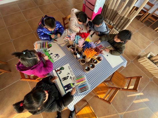 桌子上有许多玩具的狗&#xA;&#xA;低可信度描述已自动生成
