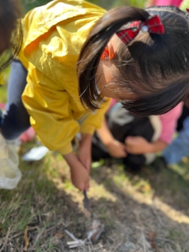 小孩站在草地上&#xA;&#xA;中度可信度描述已自动生成