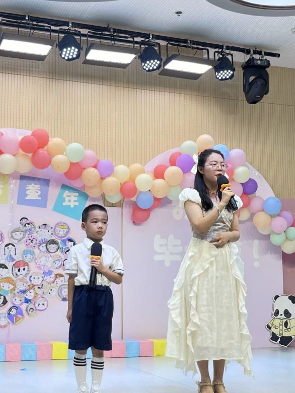 图片包含 室内, 站, 男人, 女人&#xA;&#xA;描述已自动生成