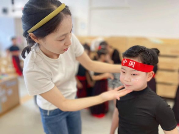 小孩拿着棒球棒&#xA;&#xA;低可信度描述已自动生成