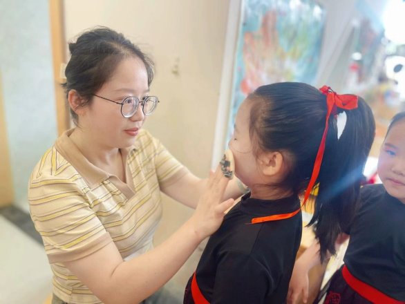男人和女人正在打电话&#xA;&#xA;描述已自动生成