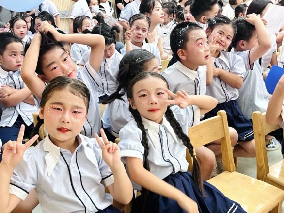 一群小孩站在人群中&#xA;&#xA;描述已自动生成