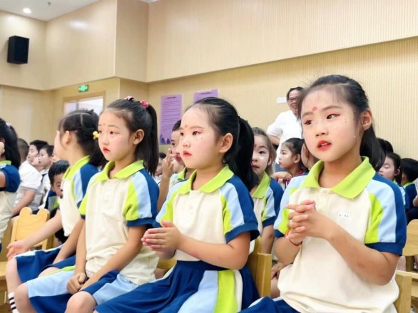 小孩们在玩耍&#xA;&#xA;描述已自动生成
