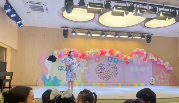 人们在看台上的人在房间里&#xA;&#xA;低可信度描述已自动生成