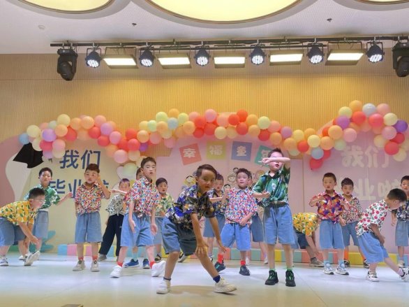 一群卡通人物&#xA;&#xA;中度可信度描述已自动生成