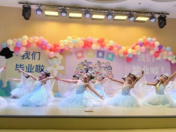 图片包含 桌子, 室内, 蛋糕, 不同&#xA;&#xA;描述已自动生成