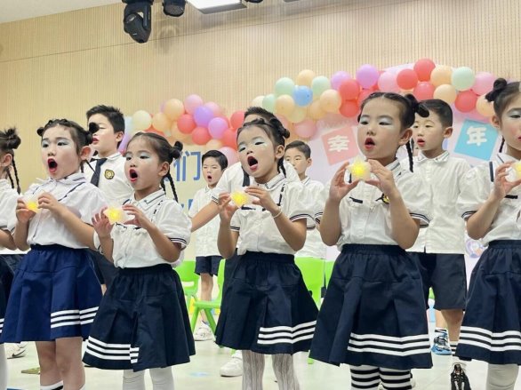 小孩们站在一起合影的一群人&#xA;&#xA;低可信度描述已自动生成