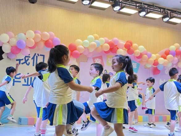 许多小孩在表演&#xA;&#xA;中度可信度描述已自动生成