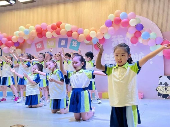 小孩们站在一起&#xA;&#xA;中度可信度描述已自动生成