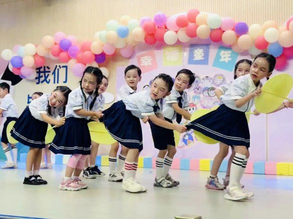 图片包含 人, 体育, 小孩, 一群&#xA;&#xA;描述已自动生成