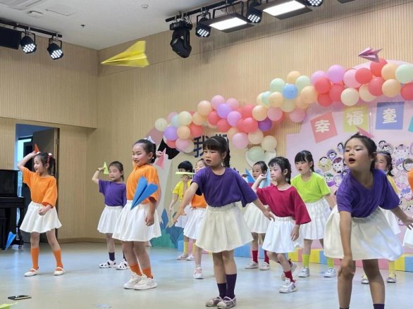 许多小孩在表演&#xA;&#xA;低可信度描述已自动生成