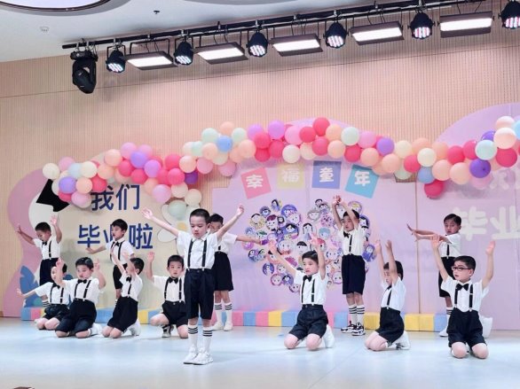 图片包含 一群, 桌子, 束, 男人&#xA;&#xA;描述已自动生成