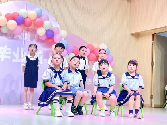 一群小孩在表演&#xA;&#xA;中度可信度描述已自动生成