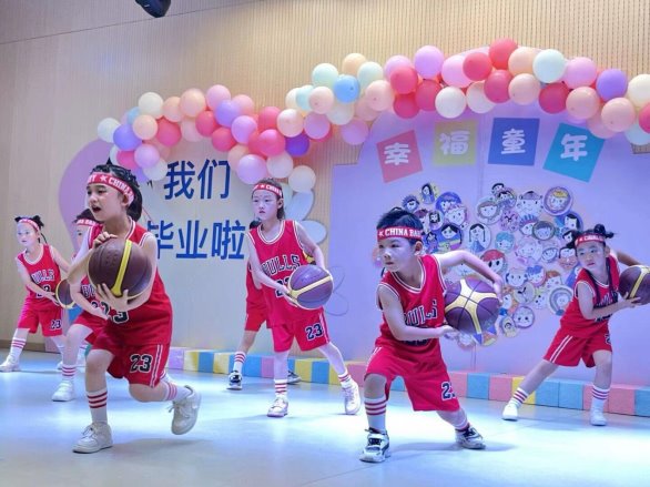 图片包含 人, 建筑, 一群, 年轻&#xA;&#xA;描述已自动生成