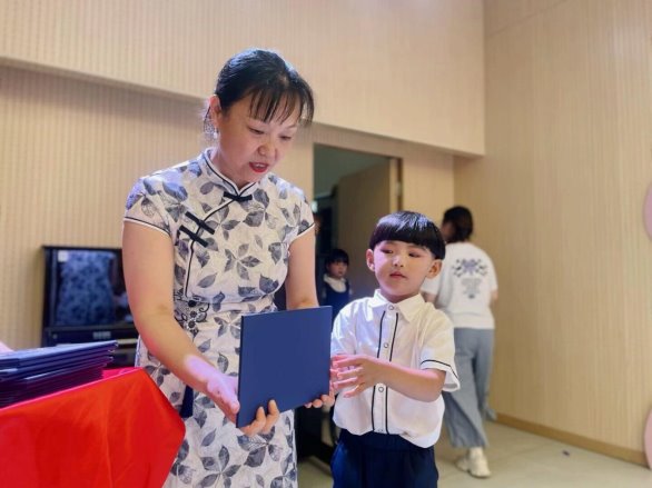 男人抱着小孩&#xA;&#xA;低可信度描述已自动生成