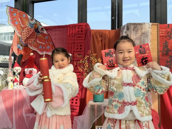 图片包含 窗户, 小孩, 桌子, 食物

AI 生成的内容可能不正确。