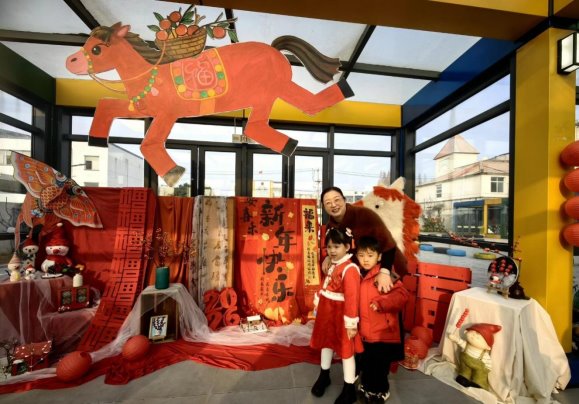 图片包含 室内, 建筑, 桌子, 男人

AI 生成的内容可能不正确。