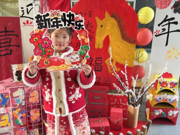 图片包含 室内, 照片, 桌子, 小孩

AI 生成的内容可能不正确。