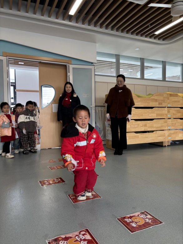 一群人站在桌子边

AI 生成的内容可能不正确。