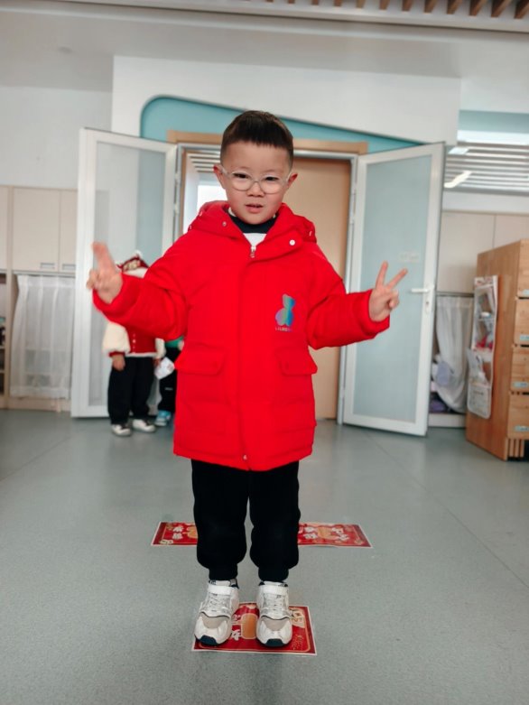 小孩站在房间里

AI 生成的内容可能不正确。