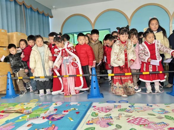 一群人站在台上

AI 生成的内容可能不正确。