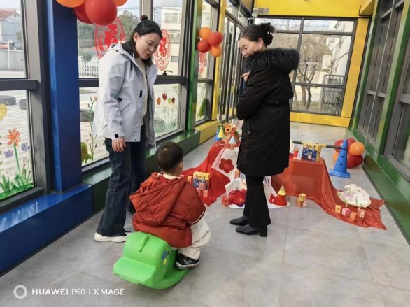 图片包含 人, 室内, 男人, 站

AI 生成的内容可能不正确。