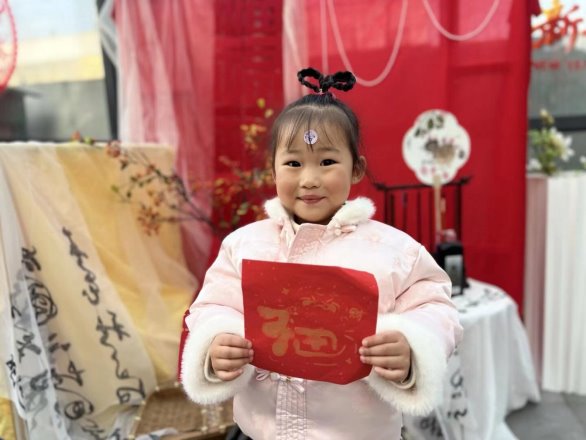 图片包含 人, 年轻, 桌子, 穿着

AI 生成的内容可能不正确。