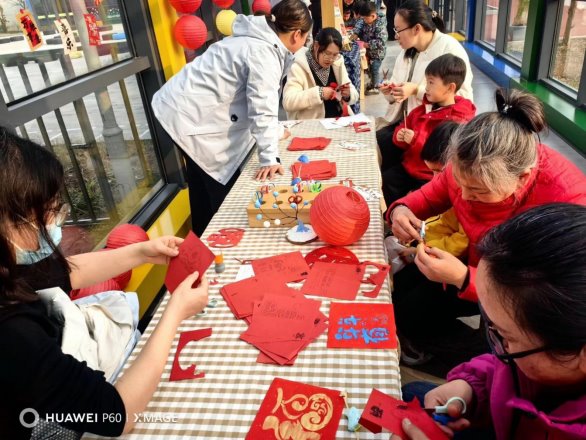 图片包含 人, 小孩, 桌子, 人们

AI 生成的内容可能不正确。