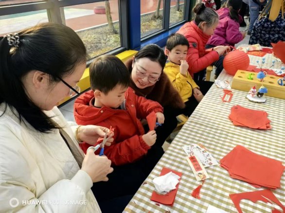 一群小孩在吃东西

AI 生成的内容可能不正确。