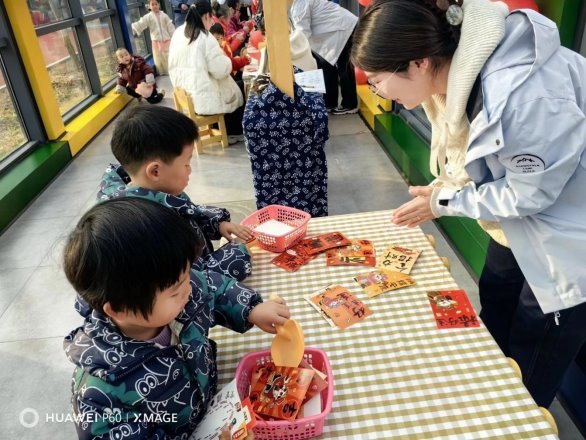 小孩们在桌子边

AI 生成的内容可能不正确。