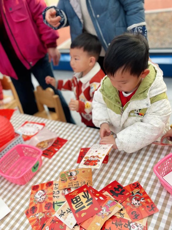 小孩们在桌子边

AI 生成的内容可能不正确。