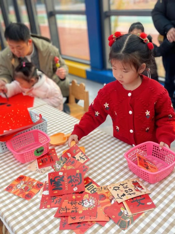 小孩们在桌子边

AI 生成的内容可能不正确。