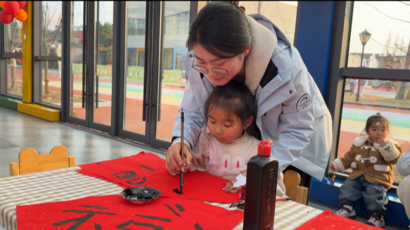 图片包含 室内, 电脑, 男人, 笔记本

AI 生成的内容可能不正确。