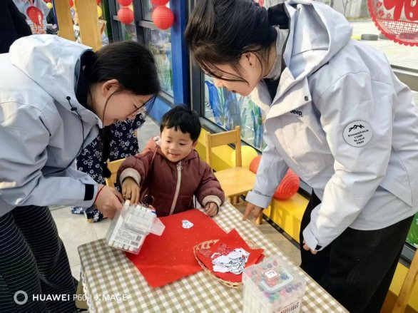 一群人正在用餐聊天

AI 生成的内容可能不正确。