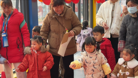 一群人站在台上

AI 生成的内容可能不正确。