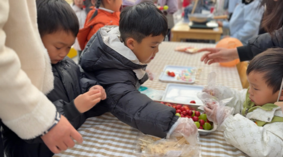 屏幕上的小孩

AI 生成的内容可能不正确。