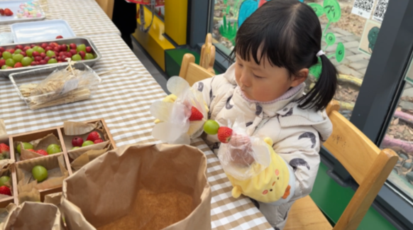 图片包含 室内, 笔记本, 桌子, 电脑

AI 生成的内容可能不正确。