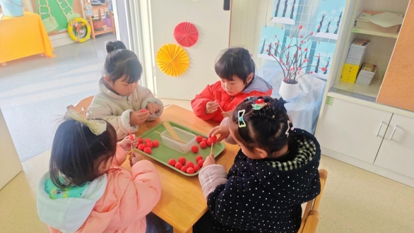 图片包含 小孩, 人, 室内, 读

AI 生成的内容可能不正确。