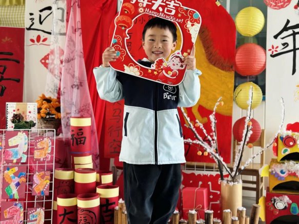 图片包含 华美, 穿着, 照片, 覆盖

AI 生成的内容可能不正确。