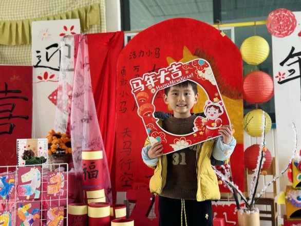 商店的门口前有贴海报

AI 生成的内容可能不正确。