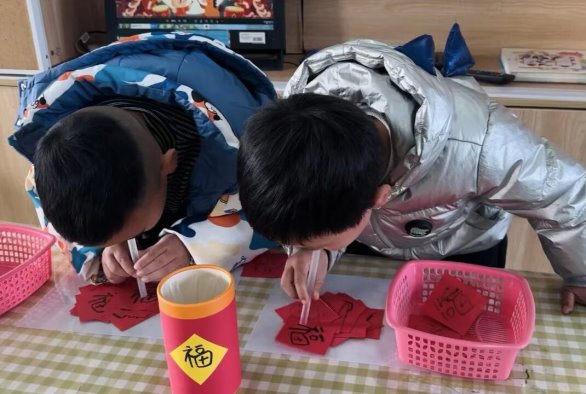 小孩们在桌子边

AI 生成的内容可能不正确。