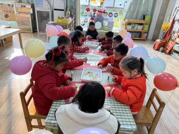 小孩们在桌子边

AI 生成的内容可能不正确。